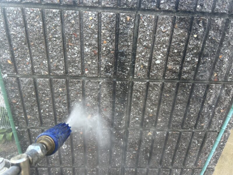 福岡県太宰府市朱雀のT様邸で外壁の防水性を高め美観を整える外壁塗装工事を行っています。2025年10月23日着工です。【チラシより】