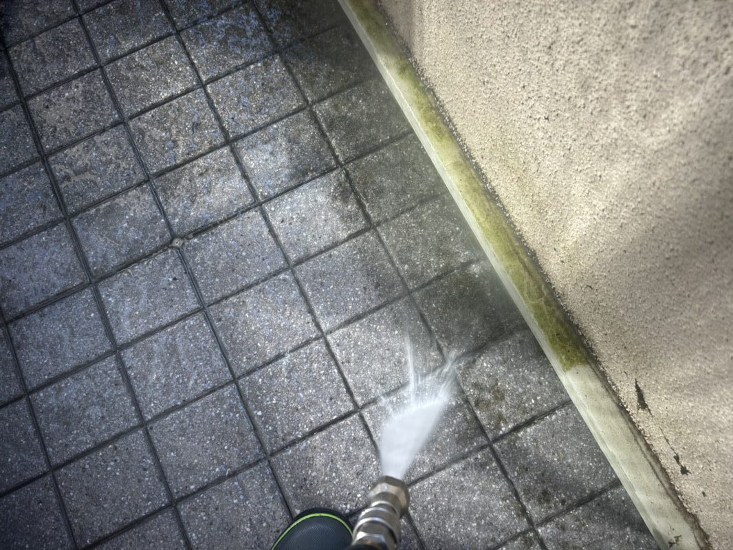福岡県太宰府市朱雀のT様邸で外壁の防水性を高め美観を整える外壁塗装工事を行っています。2025年10月23日着工です。【チラシより】