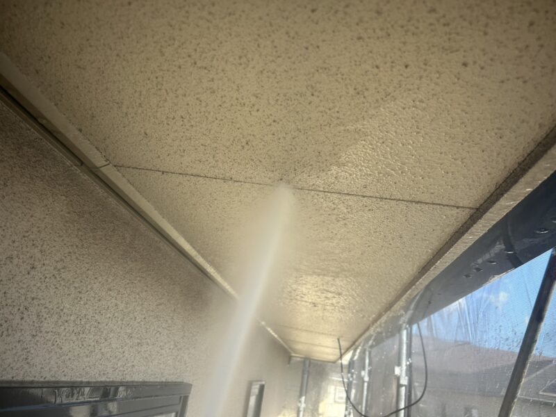 福岡県太宰府市朱雀のT様邸で外壁の防水性を高め美観を整える外壁塗装工事を行っています。2025年10月23日着工です。【チラシより】