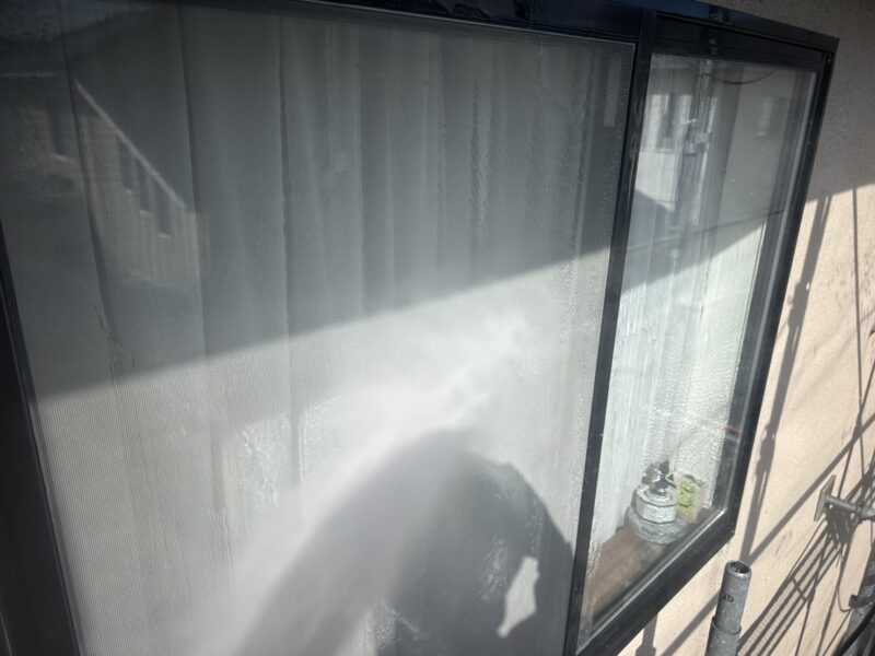 福岡県太宰府市朱雀のT様邸で外壁の防水性を高め美観を整える外壁塗装工事を行っています。2025年10月23日着工です。【チラシより】