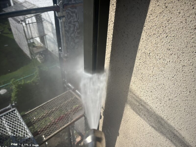 福岡県太宰府市朱雀のT様邸で外壁の防水性を高め美観を整える外壁塗装工事を行っています。2025年10月23日着工です。【チラシより】