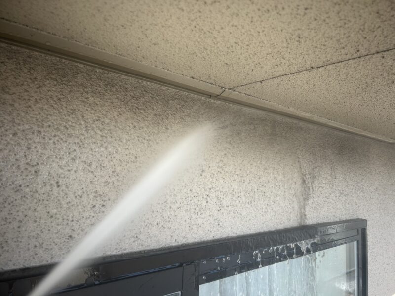 福岡県太宰府市朱雀のT様邸で外壁の防水性を高め美観を整える外壁塗装工事を行っています。2025年10月23日着工です。【チラシより】