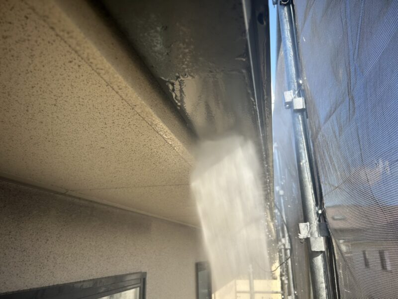 福岡県太宰府市朱雀のT様邸で外壁の防水性を高め美観を整える外壁塗装工事を行っています。2025年10月23日着工です。【チラシより】