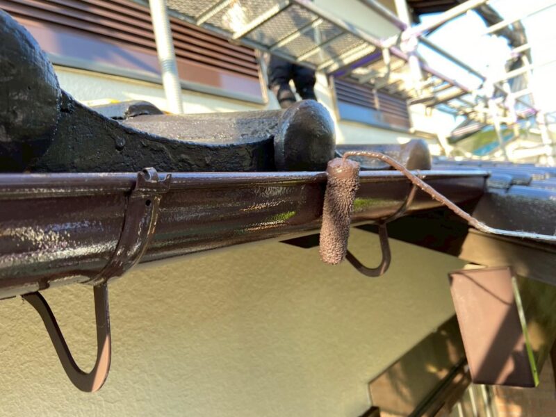 福岡県福岡市東区土井のU様邸で外壁のひび割れや塗膜の劣化を補修し屋根の防水性を高める外壁屋根塗装工事を行いました。2025年10月17日完成です。【HPより】