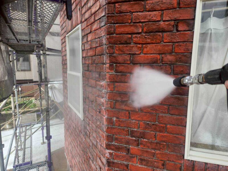 福岡県古賀市花見東のT様邸でチョーキングやシーリングの劣化を補修し屋根と外壁を美しく保つ塗装工事を行いました。2025年10月28日完成です。【HPより】