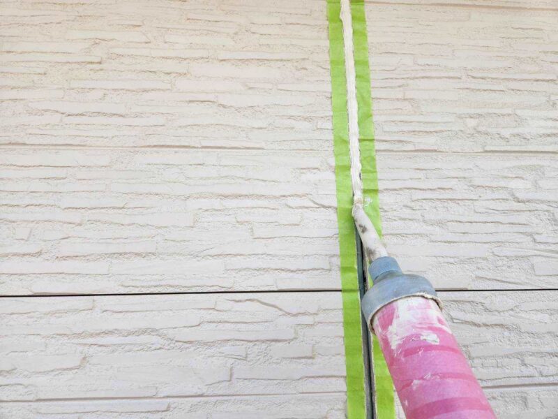 福岡県糟屋郡新宮町下府のH様邸でシーリングの割れや外壁の劣化を補修する外壁塗装工事を行いました。2025年10月2日完成です。【チラシより】