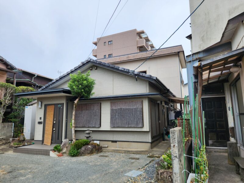 福岡県古賀市天神のO様邸で雨漏りの原因を改善し屋根を守る陸屋根カバー工法と一部塗装工事を行いました。2025年11月1日完成です。【HPより】