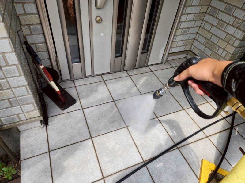 福岡県糟屋郡新宮町下府のH様邸でシーリングの割れや外壁の劣化を補修する外壁塗装工事を行いました。2025年10月2日完成です。【チラシより】