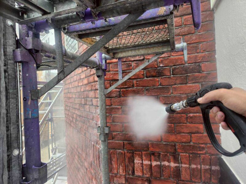 福岡県古賀市花見東のT様邸でチョーキングやシーリングの劣化を補修し屋根と外壁を美しく保つ塗装工事を行いました。2025年10月28日完成です。【HPより】