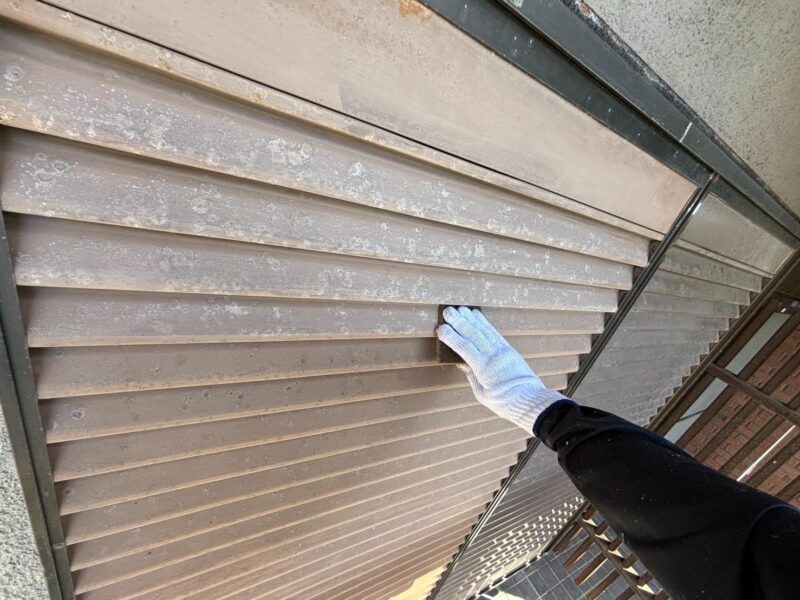 福岡県福岡市東区土井のU様邸で外壁のひび割れや塗膜の劣化を補修し屋根の防水性を高める外壁屋根塗装工事を行いました。2025年10月17日完成です。【HPより】