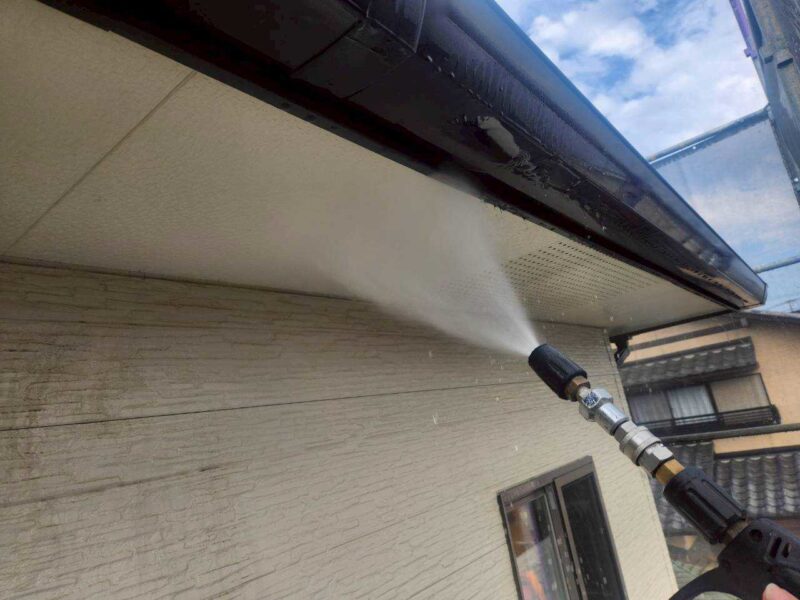 福岡県糟屋郡新宮町下府のH様邸でシーリングの割れや外壁の劣化を補修する外壁塗装工事を行いました。2025年10月2日完成です。【チラシより】