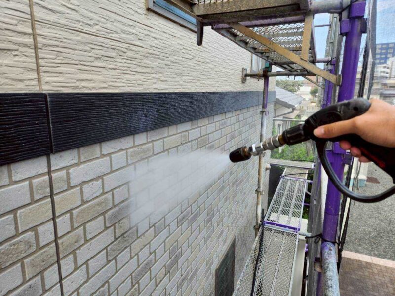 福岡県糟屋郡新宮町下府のH様邸でシーリングの割れや外壁の劣化を補修する外壁塗装工事を行いました。2025年10月2日完成です。【チラシより】