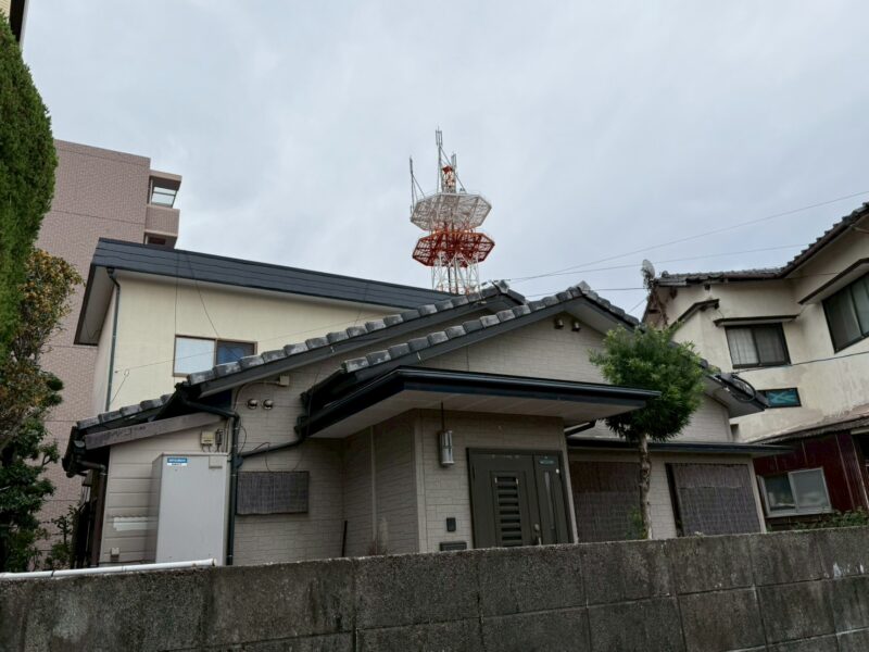 福岡県古賀市天神のO様邸で雨漏りの原因を改善し屋根を守る陸屋根カバー工法と一部塗装工事を行いました。2025年11月1日完成です。【HPより】
