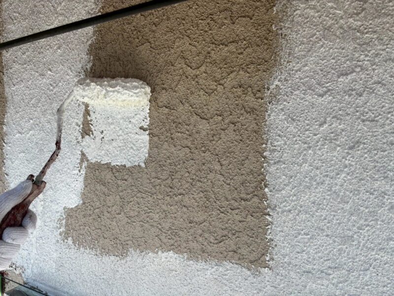 福岡県福岡市東区土井のU様邸で外壁のひび割れや塗膜の劣化を補修し屋根の防水性を高める外壁屋根塗装工事を行いました。2025年10月17日完成です。【HPより】