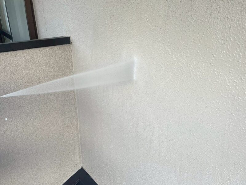 福岡県筑紫野市光が丘のT様邸で屋根の塗膜劣化と付帯部の色あせを整える塗装工事を行っています。2025年10月4日着工です。【OB様より】