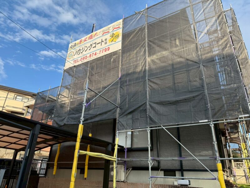 福岡県福岡市東区香椎のN様邸で外壁と屋根を保護し美観を取り戻す塗装工事を行っています。2025年10月15日着工です。【HPより】