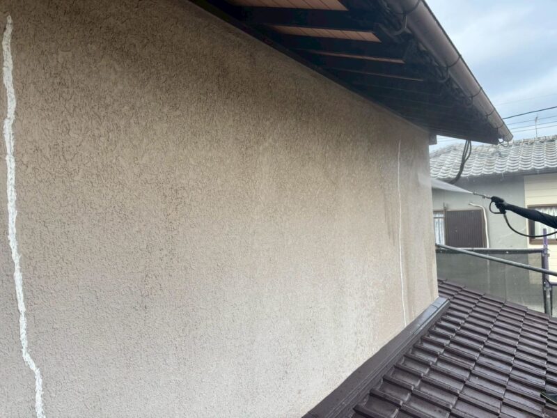 福岡県福岡市東区土井のU様邸で外壁のひび割れや塗膜の劣化を補修し屋根の防水性を高める外壁屋根塗装工事を行いました。2025年10月17日完成です。【HPより】