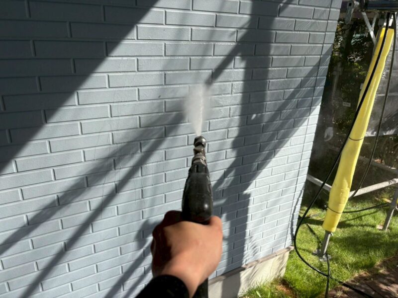 福岡県福津市若木台のA様邸で外壁と屋根の防水性能を高めながら美観を取り戻す塗装と防水工事を行っています。2025年11月5日完成です。【HPより】