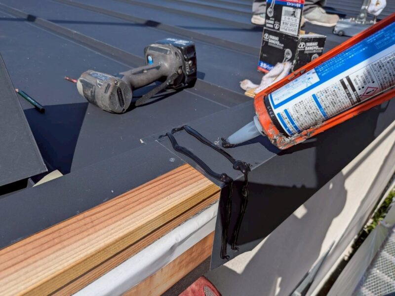 福岡県古賀市天神のO様邸で雨漏りの原因を改善し屋根を守る陸屋根カバー工法と一部塗装工事を行いました。2025年11月1日完成です。【HPより】