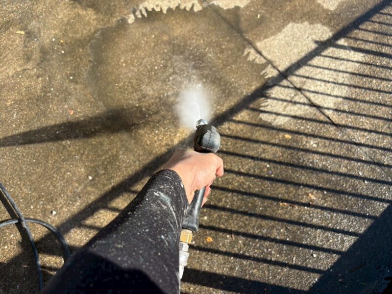 福岡県福津市若木台のA様邸で外壁と屋根の防水性能を高めながら美観を取り戻す塗装と防水工事を行っています。2025年11月5日完成です。【HPより】