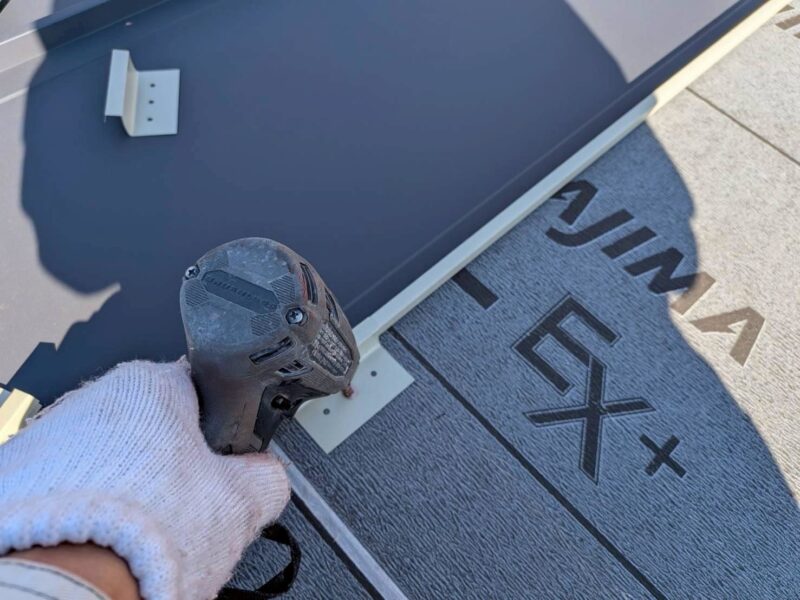 福岡県古賀市天神のO様邸で雨漏りの原因を改善し屋根を守る陸屋根カバー工法と一部塗装工事を行いました。2025年11月1日完成です。【HPより】