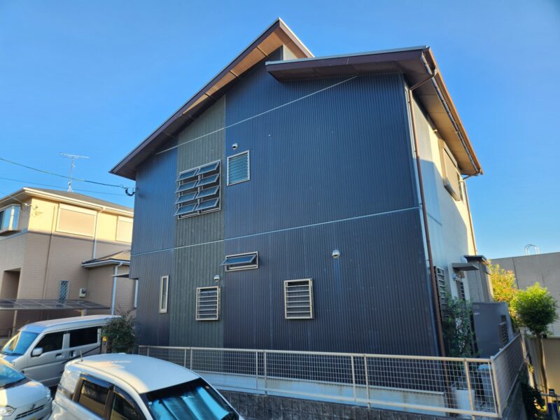 福岡県福岡市東区香住ケ丘のS様邸で外壁のひび割れと屋根の色あせを改善する外壁塗装と屋根塗装工事を行いました。2025年12月13日完成です。【チラシより】