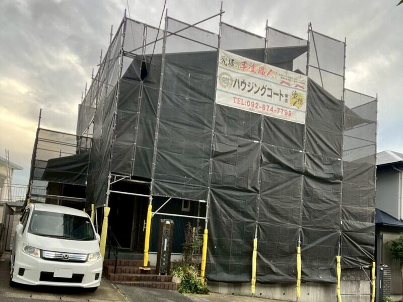 福岡県福岡市東区香住ケ丘のS様邸で外壁のひび割れと屋根の色あせを改善する外壁塗装と屋根塗装工事を行っています。2025年11月13日着工です。【チラシより】