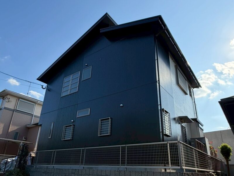 福岡県福岡市東区香住ケ丘のS様邸で外壁のひび割れと屋根の色あせを改善する外壁塗装と屋根塗装工事を行いました。2025年12月13日完成です。【チラシより】