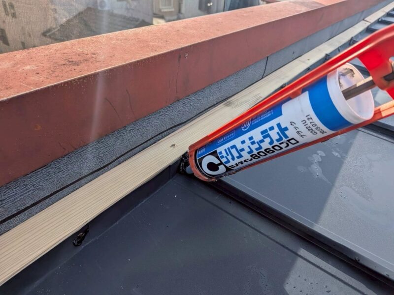 福岡県古賀市天神のO様邸で雨漏りの原因を改善し屋根を守る陸屋根カバー工法と一部塗装工事を行いました。2025年11月1日完成です。【HPより】