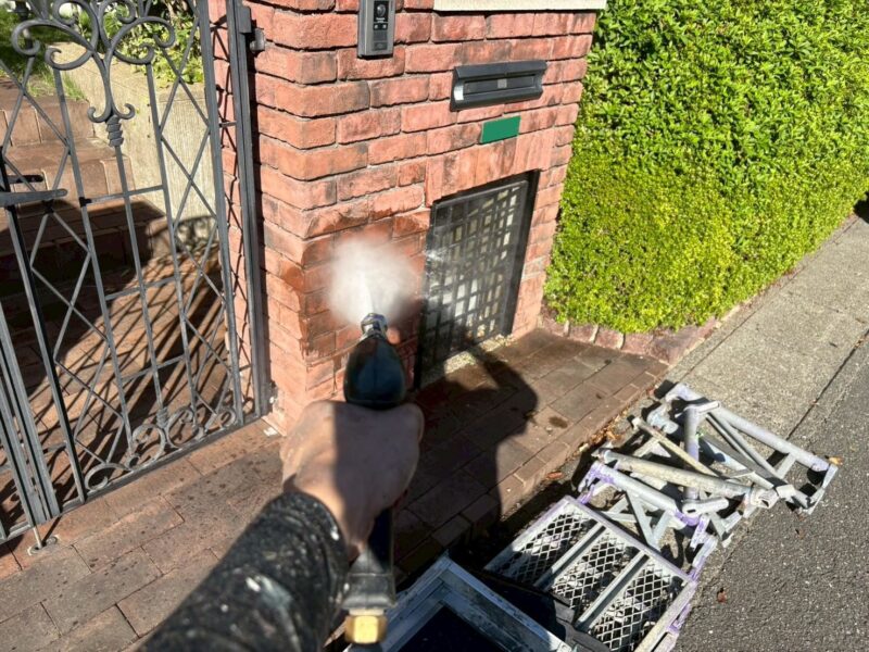 福岡県福津市若木台のA様邸で外壁と屋根の防水性能を高めながら美観を取り戻す塗装と防水工事を行っています。2025年11月5日完成です。【HPより】