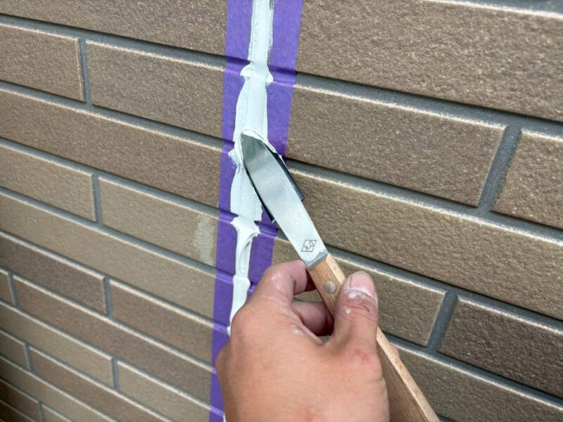 福岡県福岡市早良区飯倉のW様邸で外壁と屋根を保護し美しさを取り戻す塗装工事を行っています。2025年11月1日着工です。【ご紹介より】