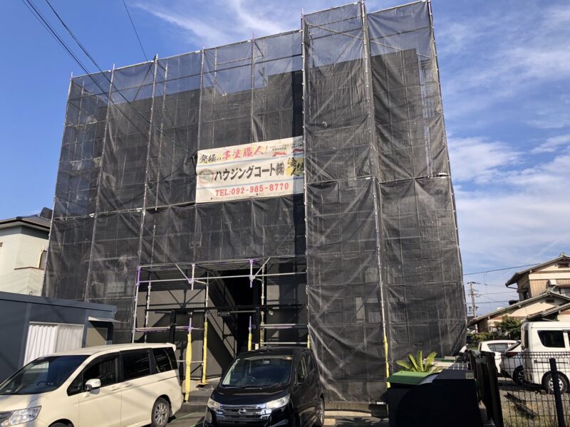 福岡県筑紫野市二日市中央のSアパート様で入居者様が安心して暮らせる環境を守るための外壁塗装工事を行っています。2025年11月1日着工です。【HPより】