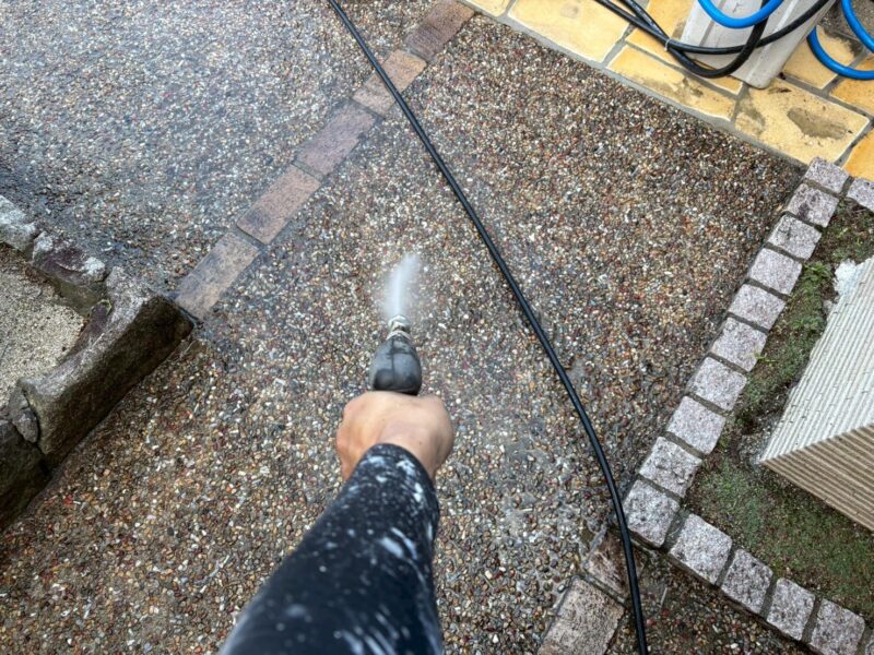 福岡県福岡市早良区飯倉のW様邸で外壁と屋根を保護し美しさを取り戻す塗装工事を行っています。2025年11月1日着工です。【ご紹介より】