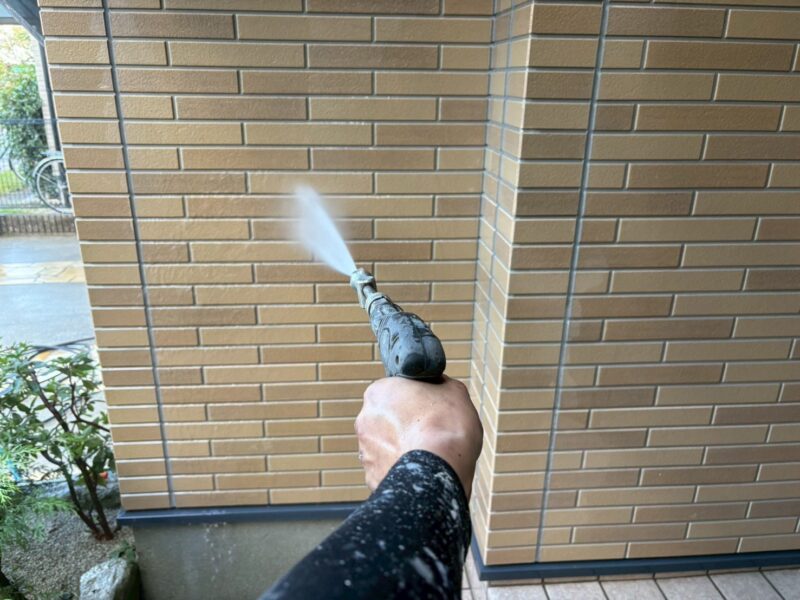 福岡県福岡市早良区飯倉のW様邸で外壁と屋根を保護し美しさを取り戻す塗装工事を行っています。2025年11月1日着工です。【ご紹介より】