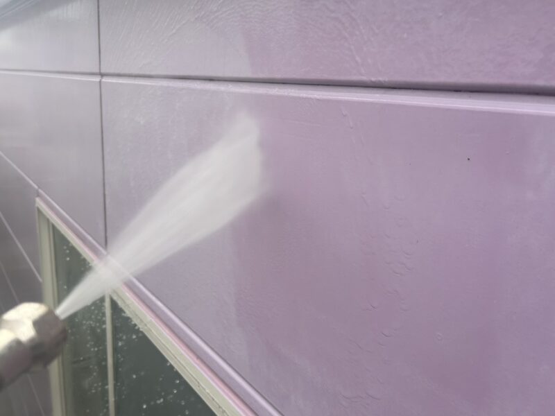 福岡県福岡市西区西の丘のN様邸で外壁の防水性を回復し美観を整える外壁塗装工事を行っています。2025年11月12日着工です。【HPより】