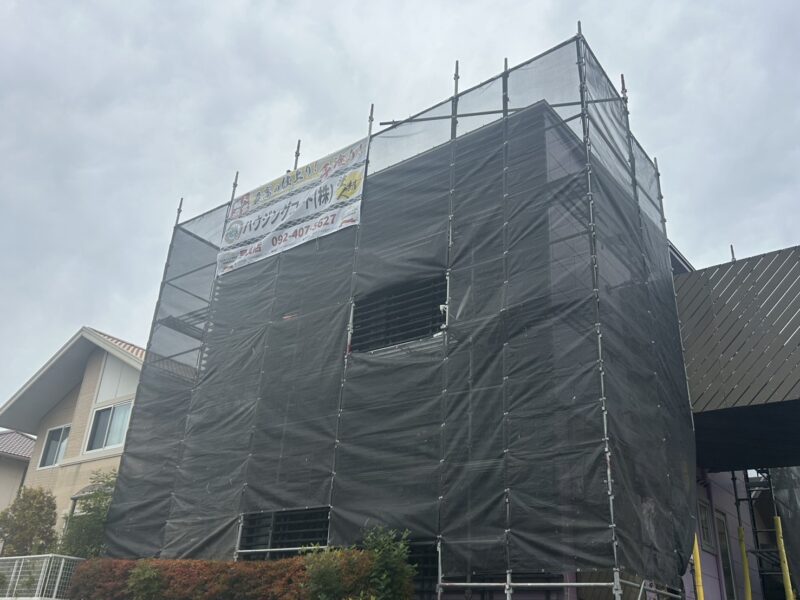 福岡県福岡市西区西の丘のN様邸で外壁の防水性を回復し美観を整える外壁塗装工事を行っています。2025年11月12日着工です。【HPより】