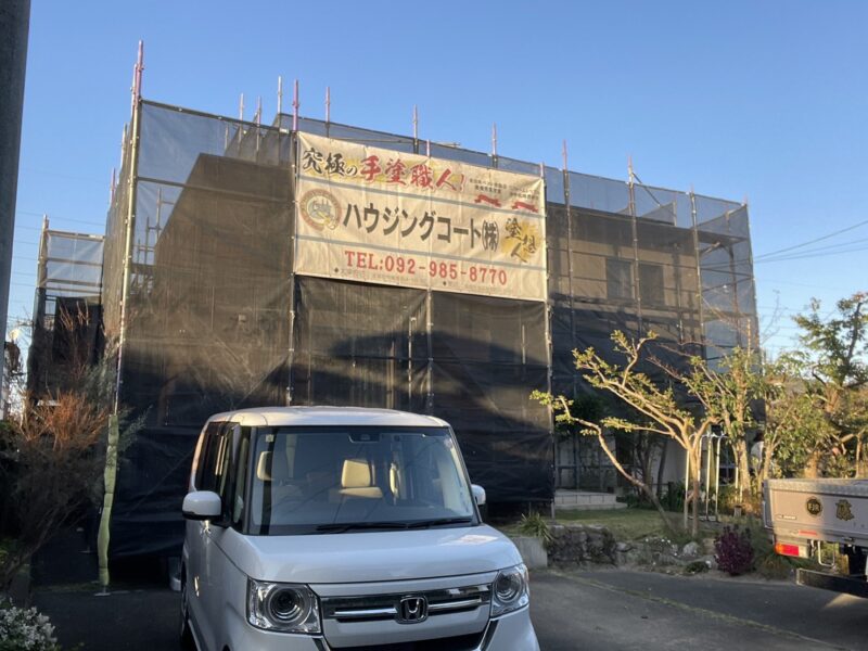 福岡県筑紫野市桜台のM様邸で外壁の防水性を高め住まいを守る外壁塗装工事を行っています。2025年11月7日着工です。【HPより】