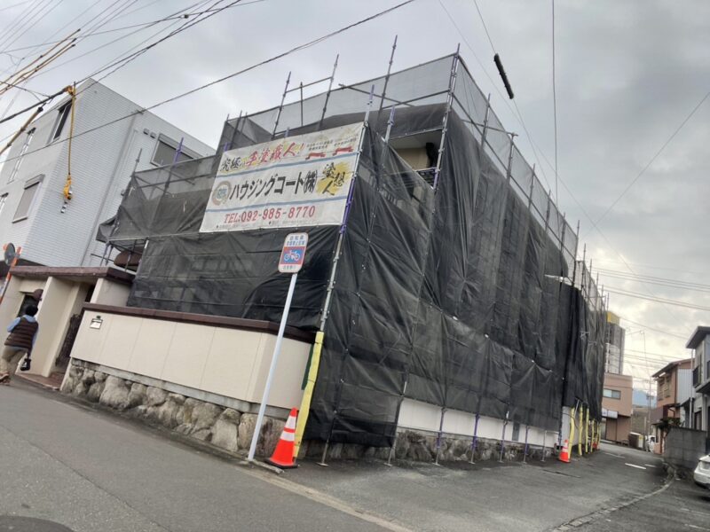 福岡県筑紫野市二日市中央のA様邸で外壁の塗膜剥がれと屋上の防水劣化を改善する外壁塗装・屋上防水工事を行っています。2025年11月より【HPより】