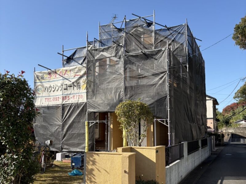 福岡県太宰府市国分のI様邸で外壁の色あせと屋根の防水低下を改善する外壁塗装・屋根保護塗装工事を行っています。2025年11月29日着工です。【HPより】