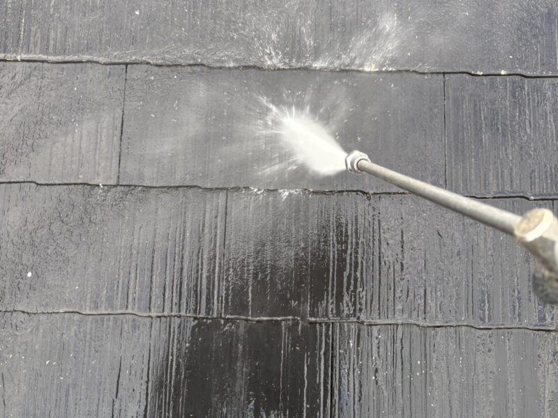 福岡県筑紫野市二日市中央のA様邸で外壁の塗膜剥がれと屋上の防水劣化を改善する外壁塗装・屋上防水工事を行っています。2025年11月27日着工です。【HPより】