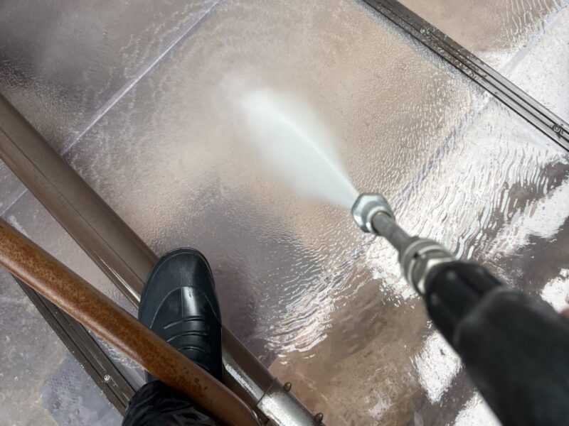 福岡県筑紫野市二日市中央のA様邸で外壁の塗膜剥がれと屋上の防水劣化を改善する外壁塗装・屋上防水工事を行っています。2025年11月27日着工です。【HPより】