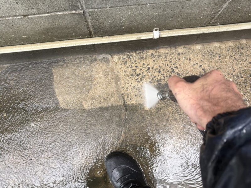 福岡県筑紫野市二日市中央のA様邸で外壁の塗膜剥がれと屋上の防水劣化を改善する外壁塗装・屋上防水工事を行っています。2025年11月27日着工です。【HPより】