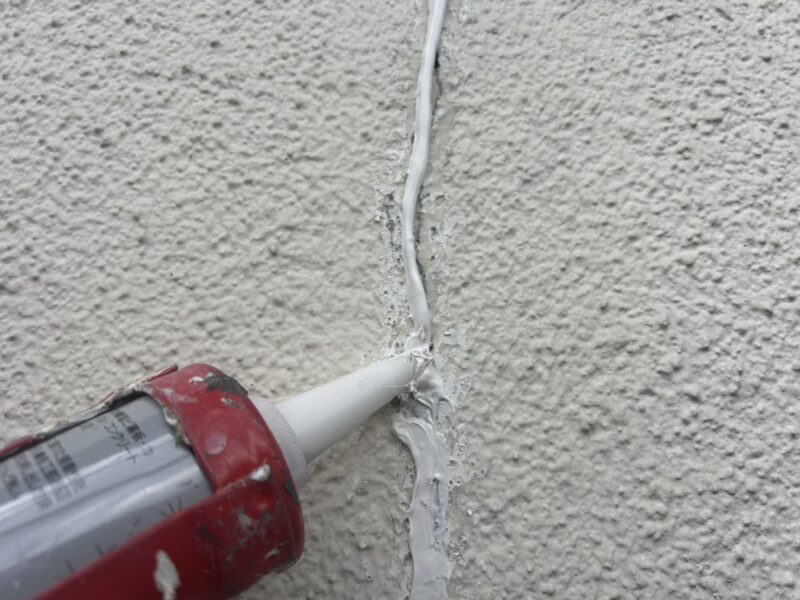 福岡県太宰府市青山のI様邸で外壁の汚れと屋根の色あせを改善する外壁塗装と屋根塗装工事を行っています。2025年11月22日着工です。【HPより】