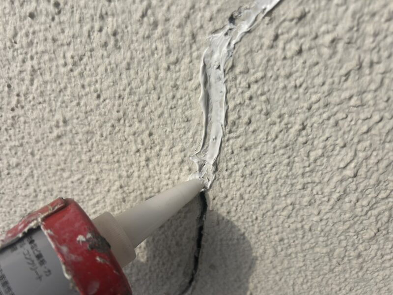 福岡県太宰府市青山のI様邸で外壁の汚れと屋根の色あせを改善する外壁塗装と屋根塗装工事を行っています。2025年11月22日着工です。【HPより】