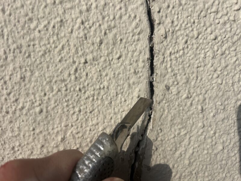 福岡県太宰府市青山のI様邸で外壁の汚れと屋根の色あせを改善する外壁塗装と屋根塗装工事を行っています。2025年11月22日着工です。【HPより】