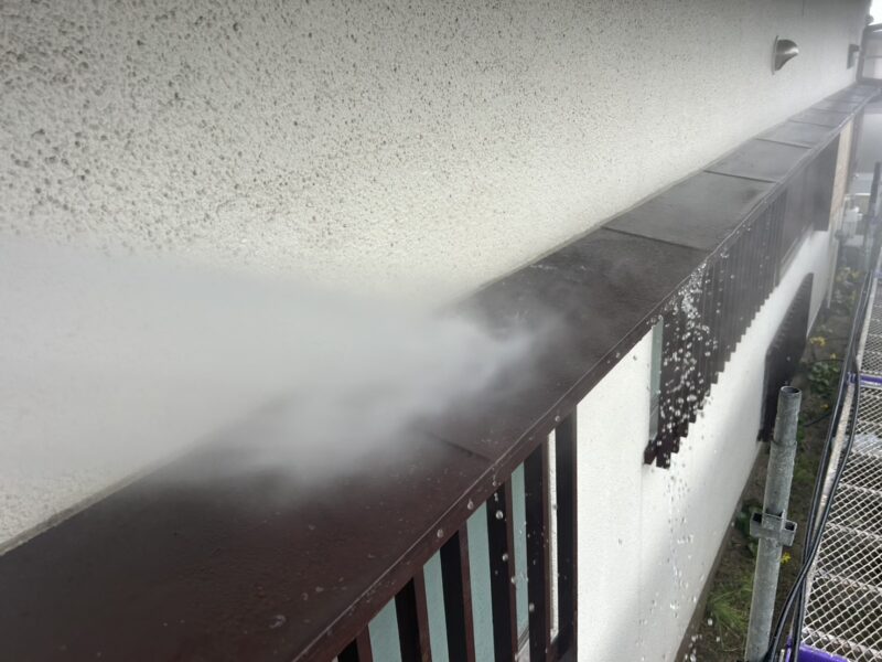 福岡県太宰府市青山のI様邸で外壁の汚れと屋根の色あせを改善する外壁塗装と屋根塗装工事を行っています。2025年11月22日着工です。【HPより】