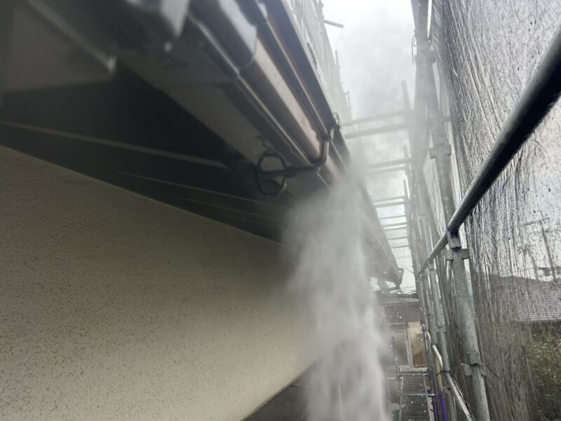 福岡県太宰府市青山のI様邸で外壁の汚れと屋根の色あせを改善する外壁塗装と屋根塗装工事を行っています。2025年11月22日着工です。【HPより】