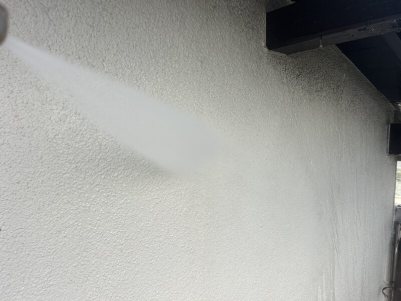 福岡県太宰府市青山のI様邸で外壁の汚れと屋根の色あせを改善する外壁塗装と屋根塗装工事を行っています。2025年11月22日着工です。【HPより】