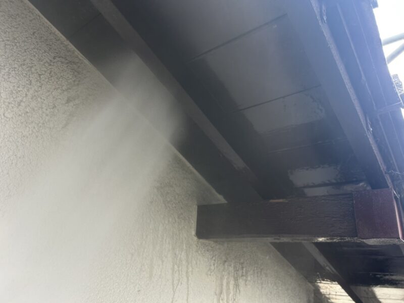 福岡県太宰府市青山のI様邸で外壁の汚れと屋根の色あせを改善する外壁塗装と屋根塗装工事を行っています。2025年11月22日着工です。【HPより】