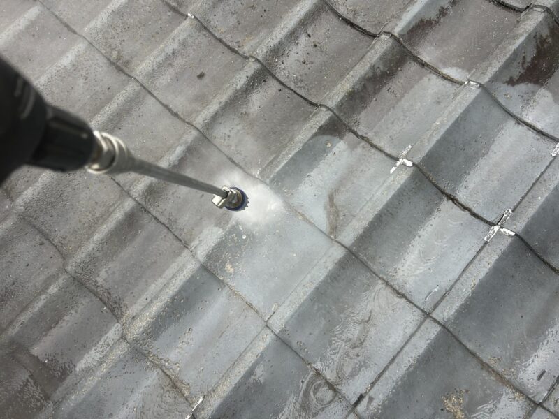 福岡県太宰府市青山のI様邸で外壁の汚れと屋根の色あせを改善する外壁塗装と屋根塗装工事を行っています。2025年11月22日着工です。【HPより】